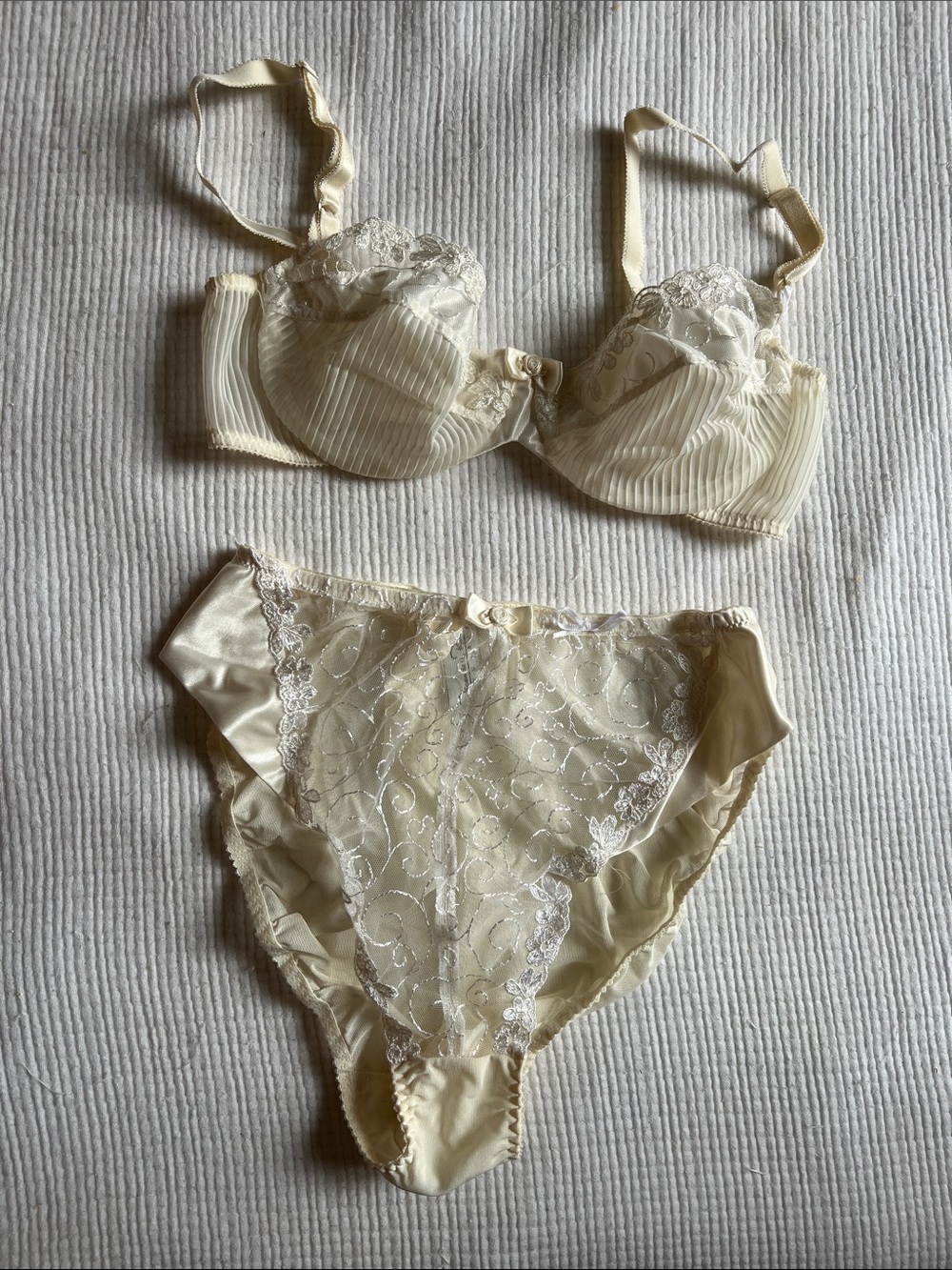 Oscar de la Renta Cream Lace Underwire Bra & Embroidered Briefs